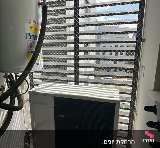 רשת מתכת על חלון למניעת כניסת יונים